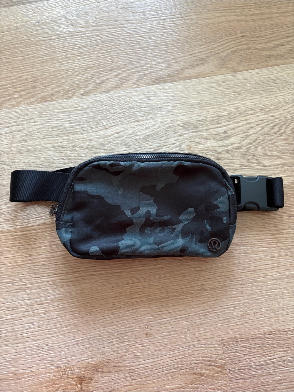 lululemon athletica Men’s Black & Charcoal Camo Belt Bag